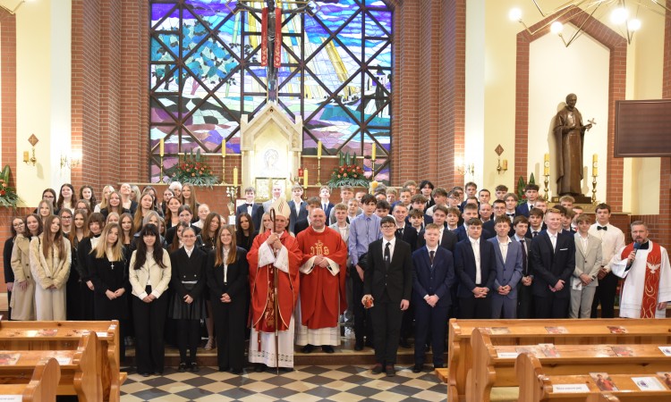 Młodzież przyjęła sakrament bierzmowania